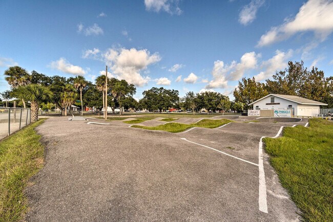 Building Photo - 1555 N Tuttle Ave