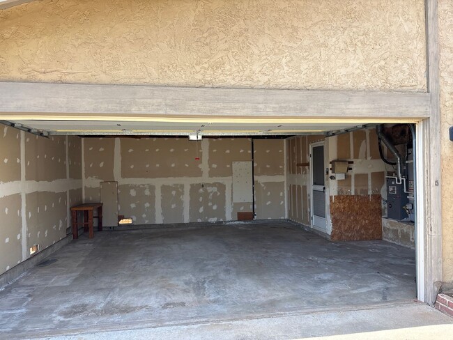 Building Photo - Large 3 Bdrm Escondido