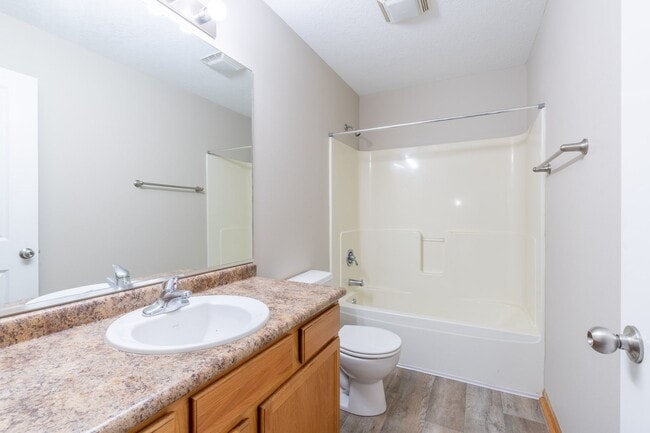 Building Photo - 2 Bedroom 2 Bathroom Town House - Interior...
