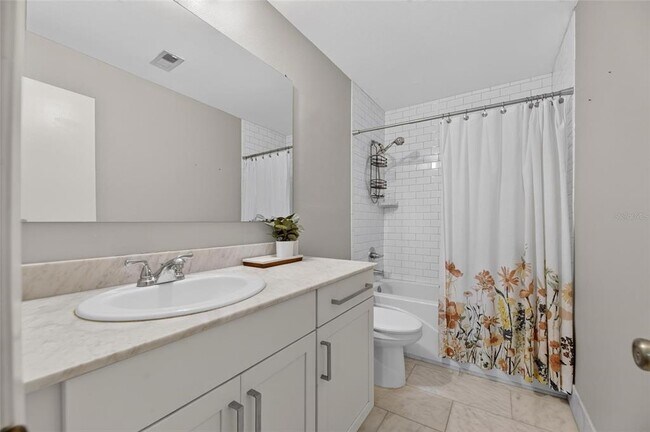 Building Photo - 3812 N Oak Dr