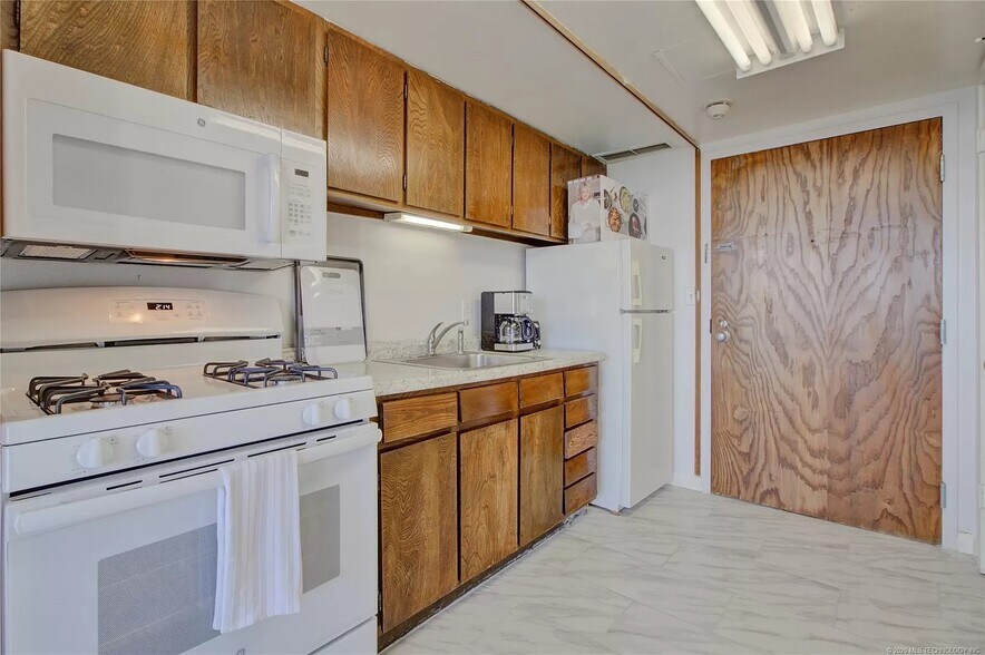 Building Photo - 410 W 7th St #1521