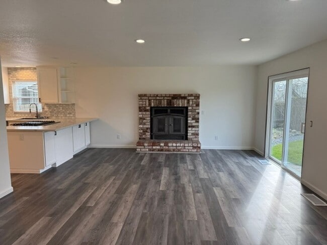 Building Photo - 3 Bedroom/2 Bathroom Home Available in Rincon Valley!