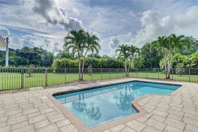 Building Photo - 7120 Hialeah Ln