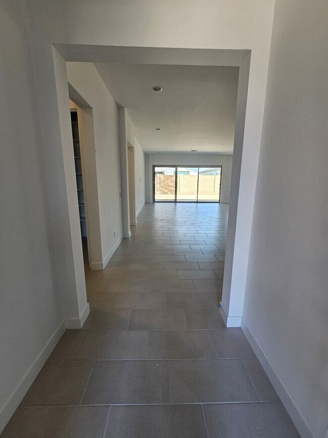 Building Photo - Beautiful and spacious