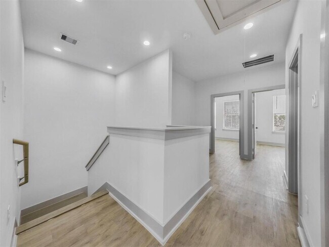 Building Photo - 2410 Vaughn St