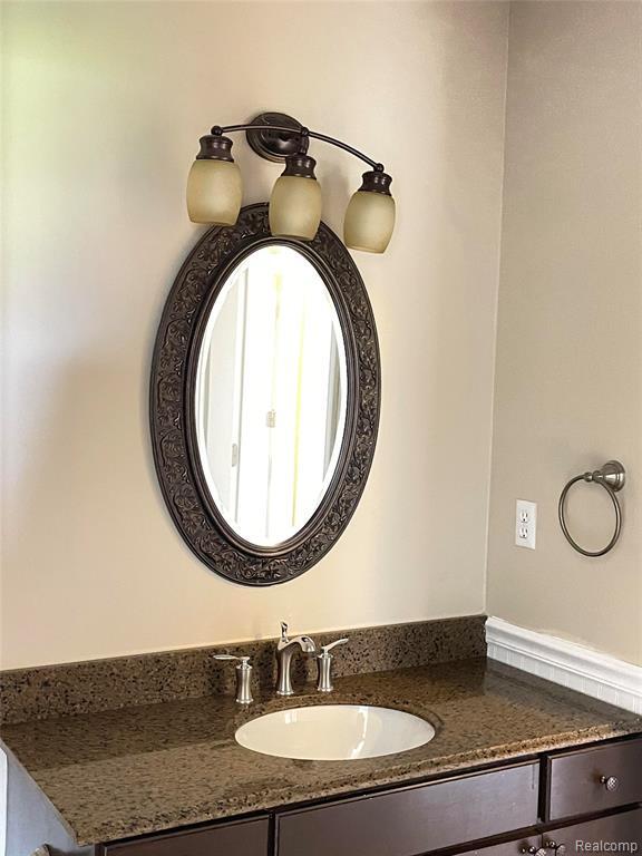 Building Photo - 1215 Oaklawn Dr