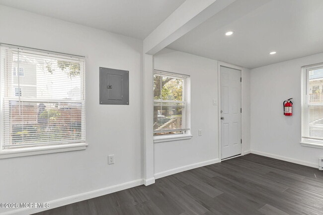 Building Photo - 18 5th St