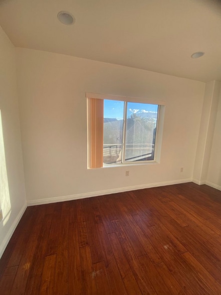 Building Photo - 332 S Virgil Ave