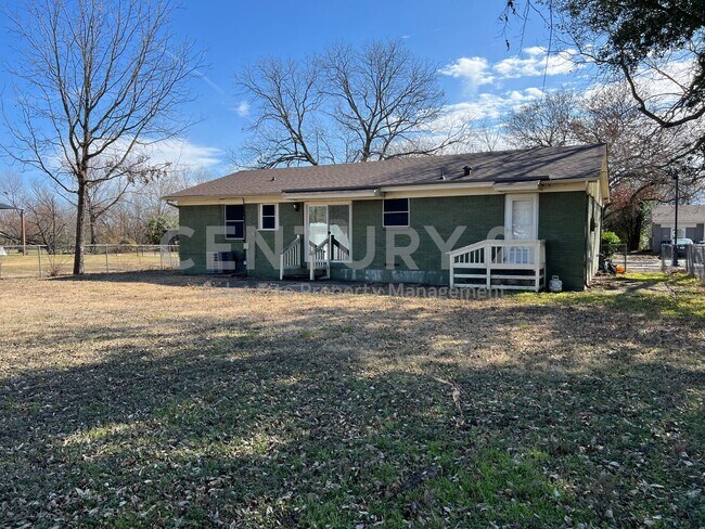 Building Photo - Charming 3/1/1 Bungalow in Waxahachie For Rent!