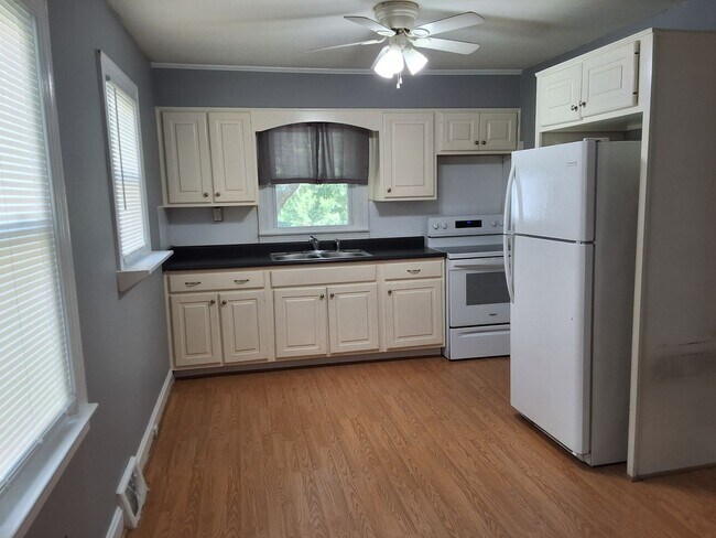 Building Photo - Comfy 3 Bed, 1 Bath