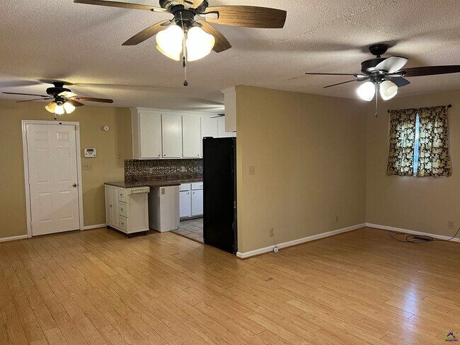 Building Photo - 212 Highland Dr