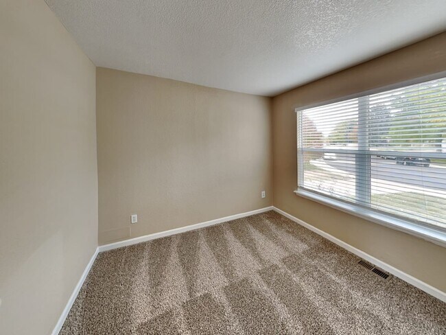 Building Photo - 957 W Briarwood Ave