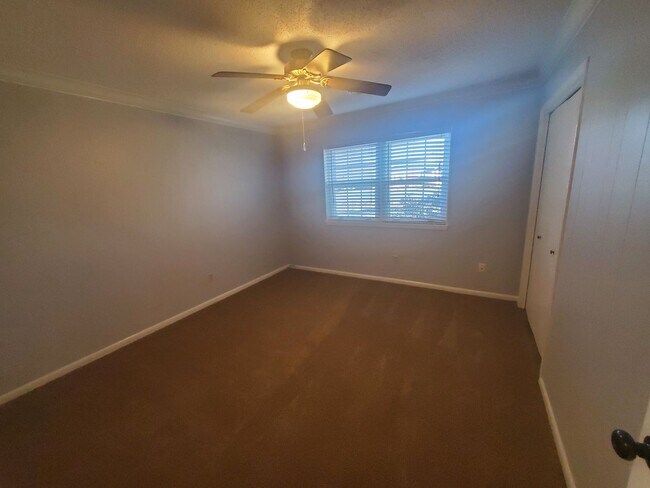 Building Photo - Nice 3 bedroom 2 bath home with fenced in ...