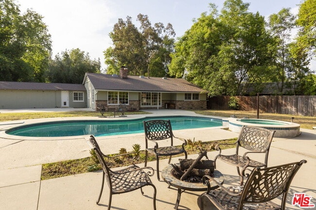 Building Photo - 5124 Calenda Dr