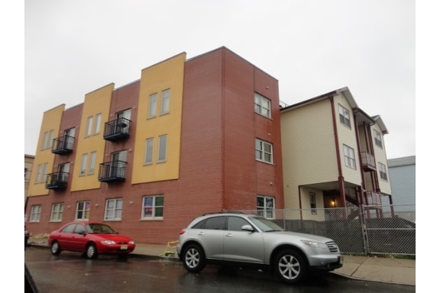 Building Photo - 136-142 Fleming Ave