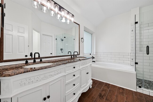 Building Photo - 2018 Village Ct Ln