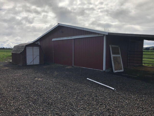 Building Photo - Newly Renovated 3 bed, 1.5 bath on Acreage...