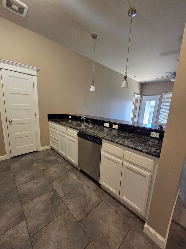 Building Photo - YUKON HOME MOVE IN SPECIAL! ?