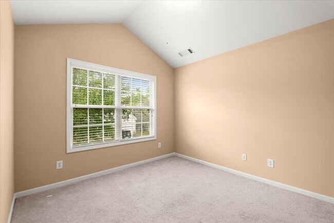 Building Photo - 5 Bedroom in Buford. Great School