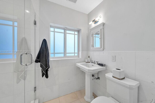 Building Photo - 5915 La Gorce Dr