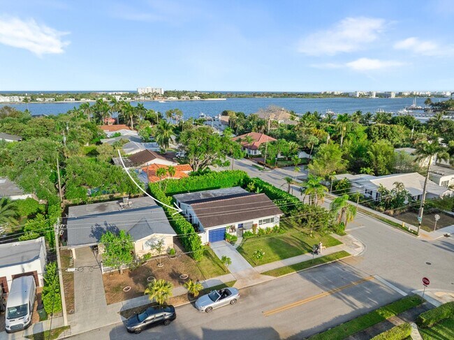Building Photo - 1906 N Lakeside Dr