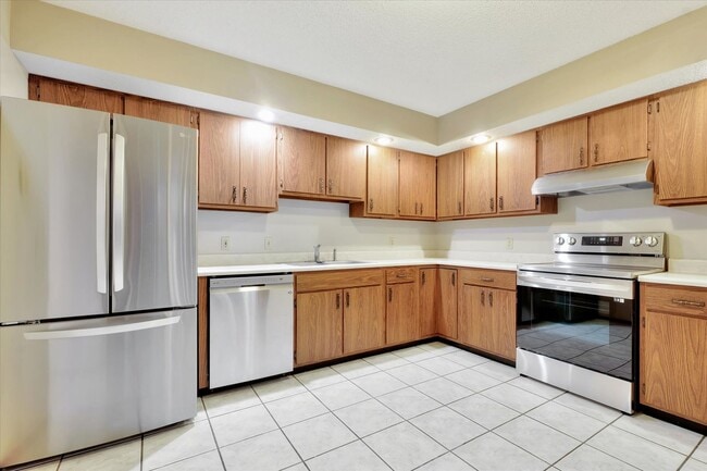 Building Photo - 4 bedroom, 2 bath home - Available August