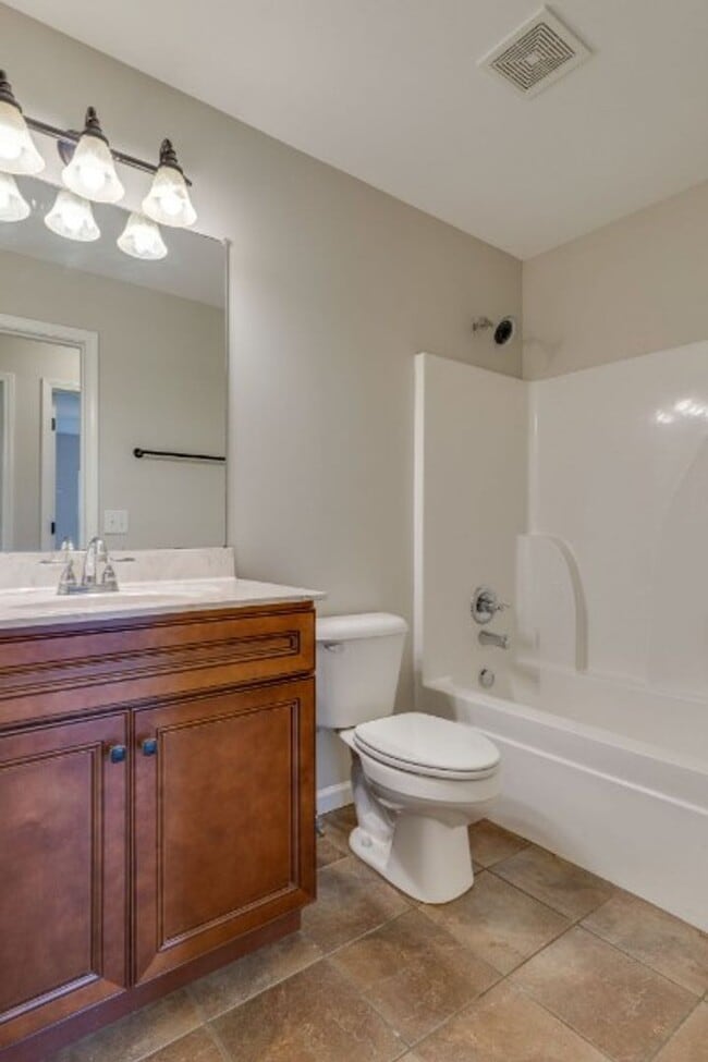 Building Photo - Beautiful 3bd 2 ba home with a large lot a...