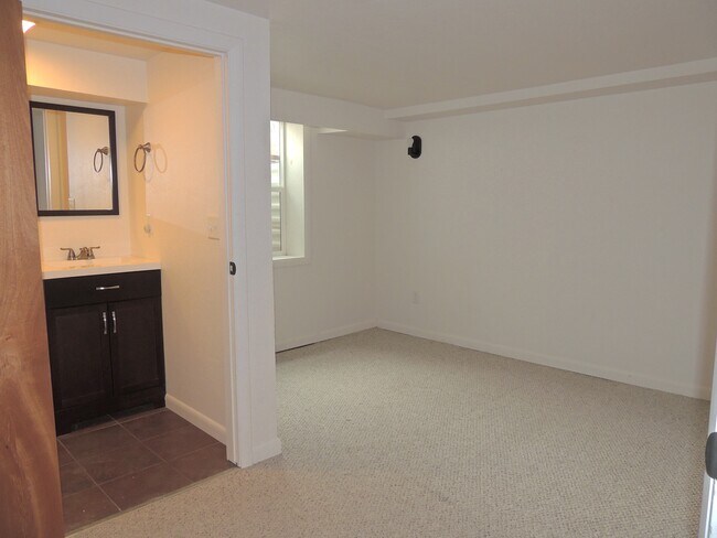 Building Photo - 831 26 Rd