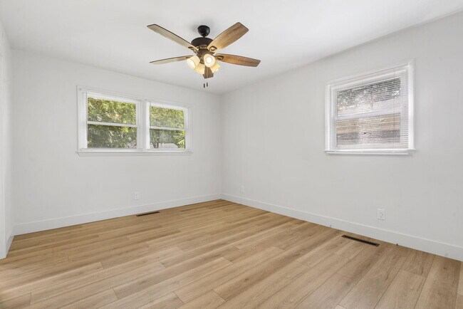 Building Photo - 2302 S Hampton Ave