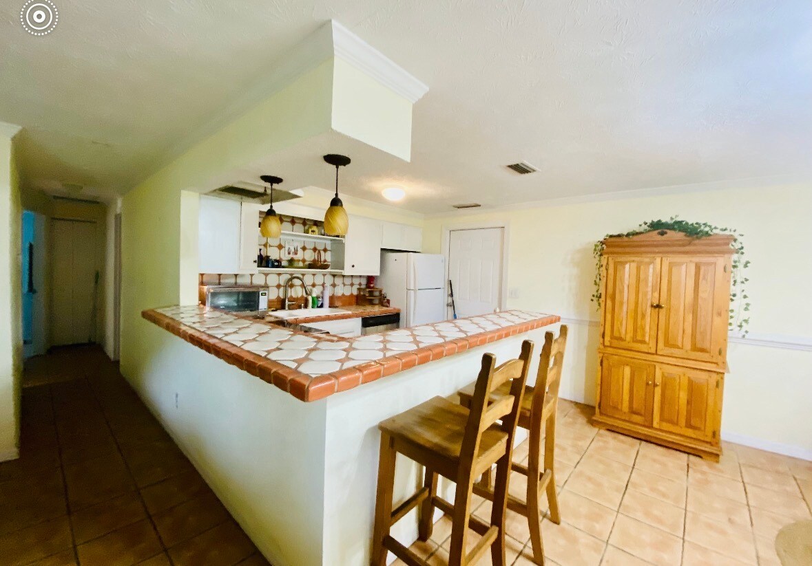 Building Photo - 110 B St