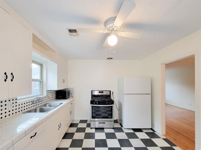 Building Photo - 2249 Branard St