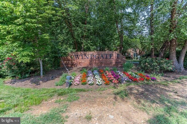 Building Photo - 2438 S Walter Reed Dr