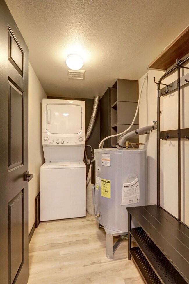 Building Photo - Charming 1 bedroom, 1 bathroom Queen Anne ...