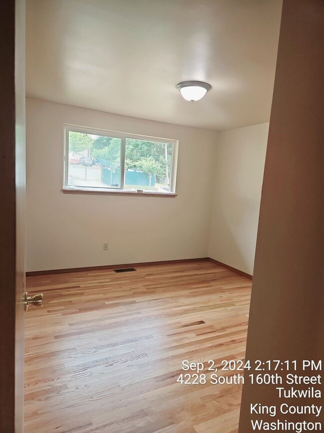 Building Photo - Tukwila/SeaTac daylight rambler - large home for rent - 4 bedrooms 2 bathrooms with 2 kitchens - ...