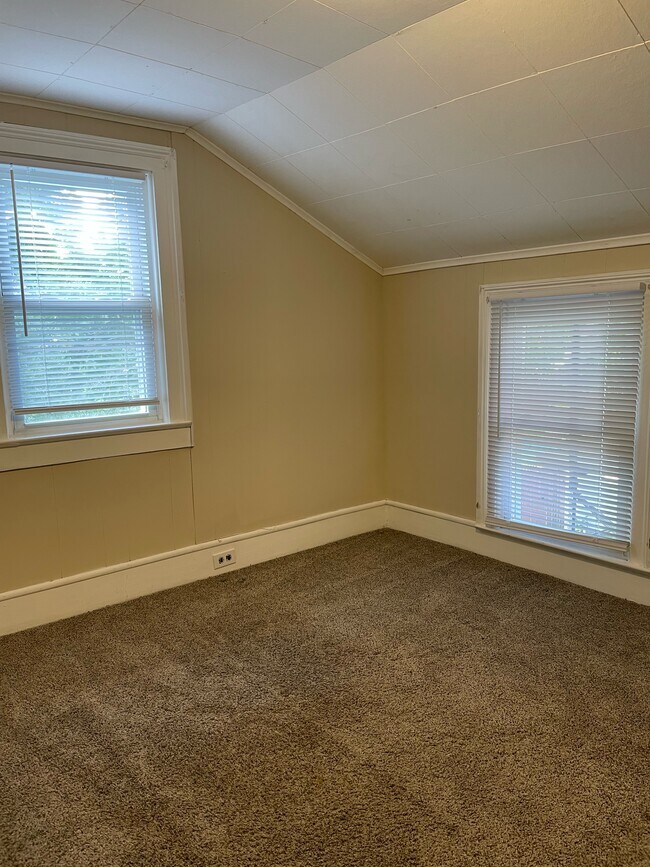 Building Photo - 196 W 6th St