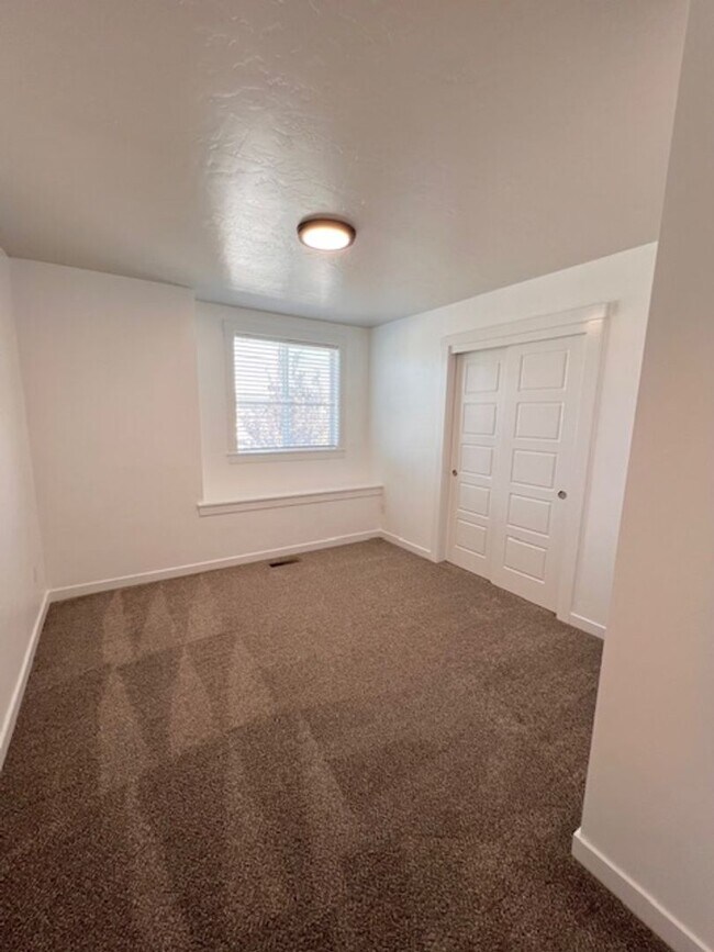 Building Photo - Beautiful 4 Bed, 2.5 Bath Plus Office in S...