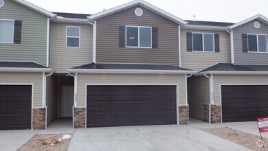 Building Photo - 3 bed 2.5 bath - Newer Construction