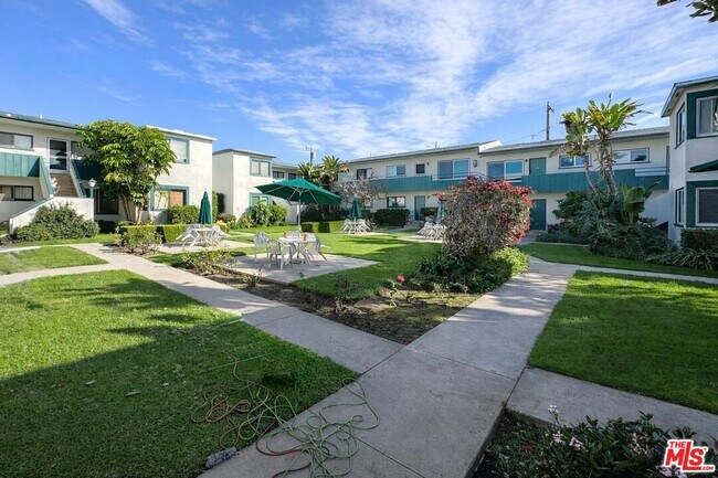 Building Photo - 2041 Euclid St