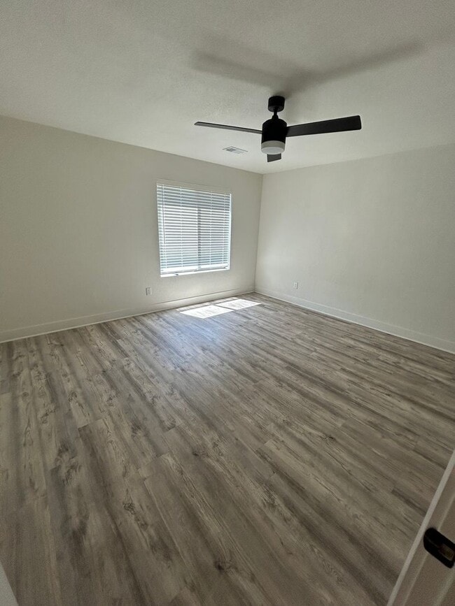 Building Photo - 109-111 Oakwood Ct