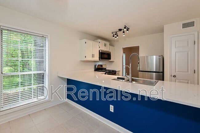 Building Photo - 201 Lenox Way NE