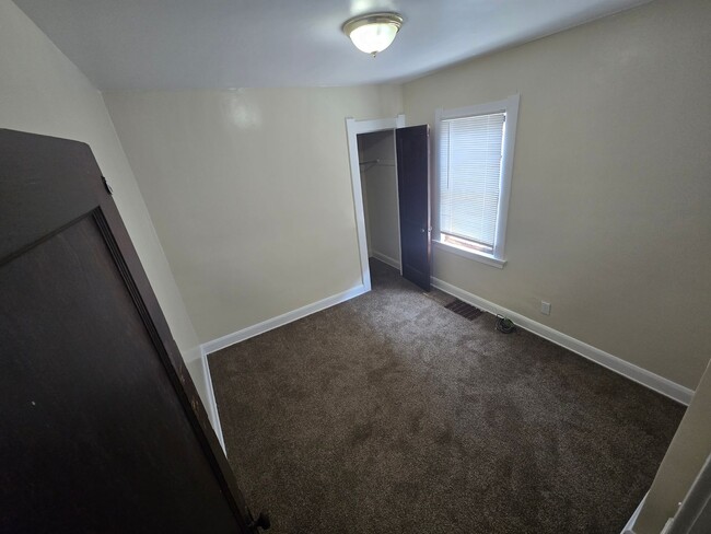 Building Photo - 2 Bedroom House