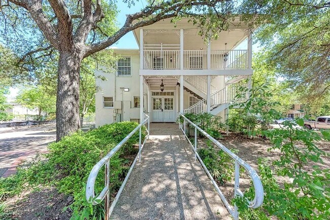 Building Photo - Spacious 14-Bedroom Property Ideal for Groups & Organizations