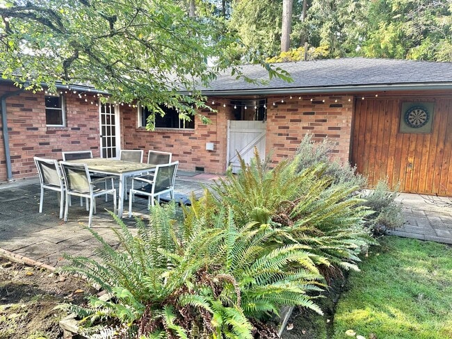 Building Photo - North Mercer Island Home .  First Hill