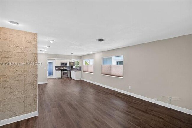 Building Photo - 539 Menendez Ave