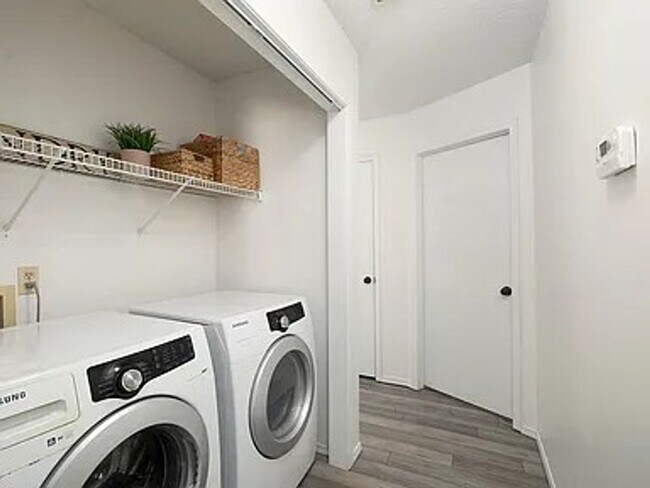 Building Photo - 3 Bed 2 Bath 2 Car Garage Available Now!!!