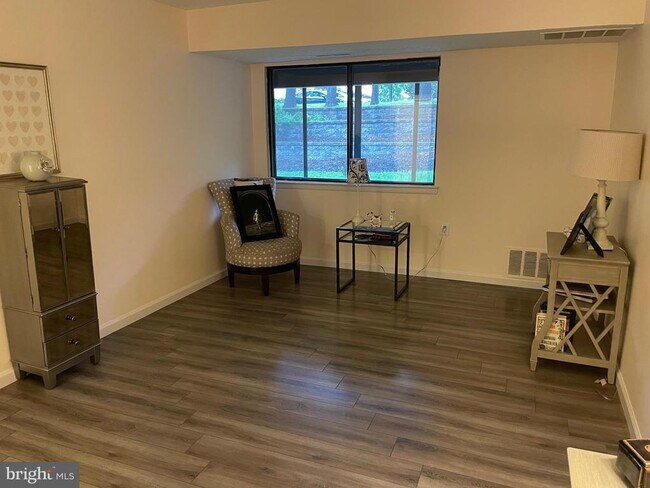 Building Photo - 6 Longstream Ct