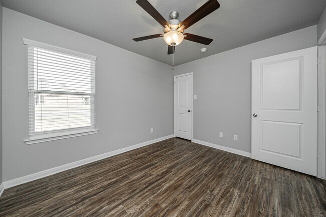 Building Photo - 602 Hollyhock Dr