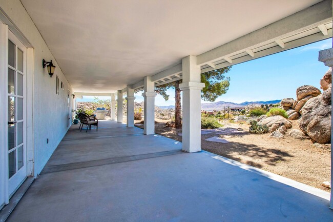Building Photo - Western Hills Estate home/ 3 bedroom/ 2 ba...
