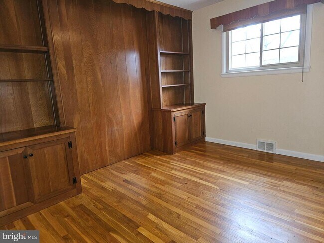 Building Photo - 56 Chapman Ave