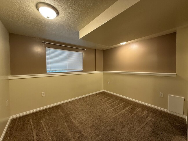 Building Photo - Spacious 5-Bedroom Home in Clinton!